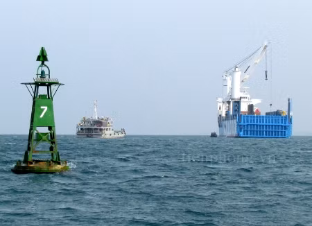 Được biết, tàu ngầm Kilo 636 mà Nga đóng cho Việt Nam là tàu ngầm thuộc thế hệ thứ 3, có lượng giãn nước 3.100 tấn, tốc độ 20 hải lý/giờ, lặn sâu đến 300 m, thủy thủ đoàn gồm 52 người.