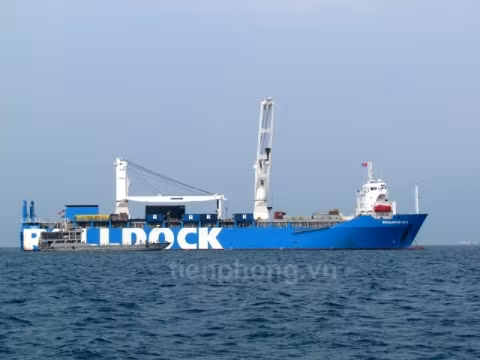 Trong thời gian còn trên tàu Rolldock, tàu Hà Nội thường xuyên được tưới nước chống nóng... Sau khi tàu ngầm thứ hai là tàu Thành phố Hồ Chí Minh được đưa về Cam Ranh, lễ đón chính thức tàu ngầm Hà Nội và tàu ngầm Thành phố Hồ Chí Minh sẽ được tổ chức.