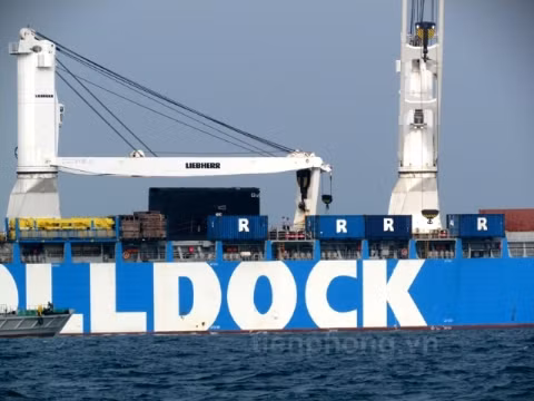 Tàu HQ524 của Vùng 4 Hải quân tiếp cận tàu Rolldock.