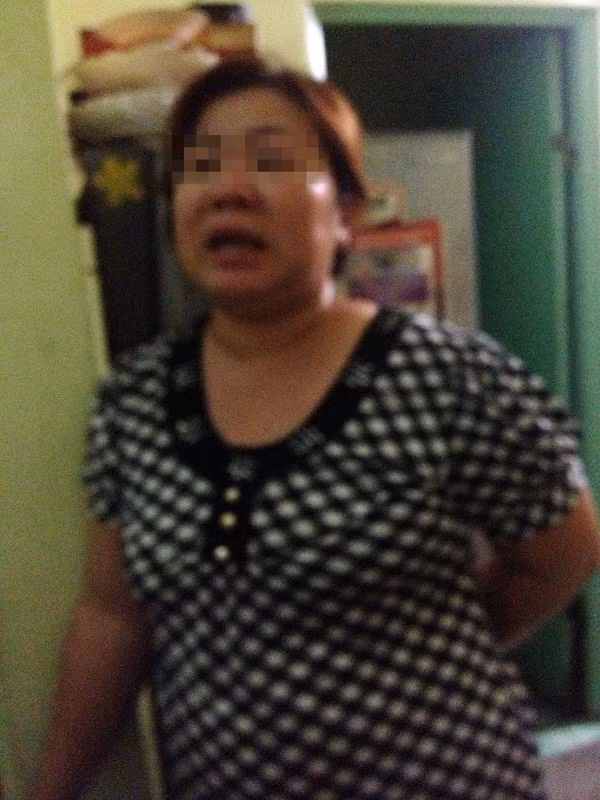 Bà Nh. rơi nước mắt khi nói về cô con dâu dại dột.