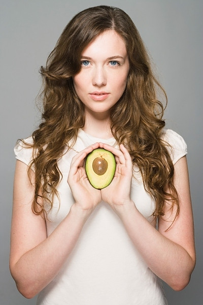 Mặt nạ cho tóc xoăn. Chỉ cần nửa quả bơ và một muỗng canh dầu ô liu, sau đó lấy phần thịt quả bơ, bỏ vỏ và hạt rồi xay nhuyễn và trộn với dầu ô liu, bạn sẽ có một hỗn hợp mặt nạ dành cho tóc xoăn vô cùng hiệu quả. Bôi hỗn hợp mặt nạ dưỡng tóc xoăn lên tóc và da đầu rồi ủ mũ tắm và khăn trong khoảng 20 phút để tóc bạn có thể hấp thu được tốt nhất những dưỡng chất có trong mặt nạ.