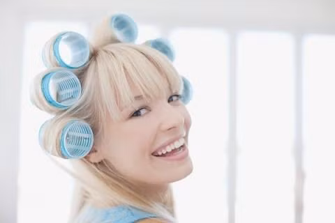 Giữ nếp tóc bằng việc cuốn lô: Chia tóc thành từng lọn nhỏ, xịt cho ẩm tóc, vuốt gel tạo kiểu và quấn lô (nên quấn cùng chiều). Nếu có thời gian có thể để qua đêm, còn không hãy giữ nó trên đầu ít nhất 30 phút trước khi tháo ra. Cách làm này sẽ giúp tóc giữ được dáng vẻ ban đầu theo thời gian. Nếu bạn áp dụng cách này đều đặn mà không cần dùng tới nhiệt chắc chắn tóc bạn sẽ óng và mượt hơn là dùng kẹp nhiệt độ uốn xoăn tóc.