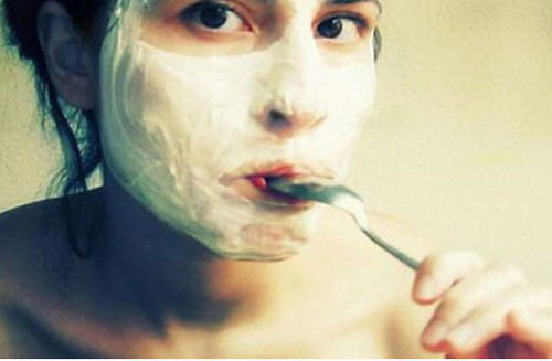 Một cốc sữa chua. Nhìn từ góc độ bổ sung canxi, phụ nữ thuộc nhóm dễ thiếu canxi nhất. Sữa và các sản phẩm từ sữa, đặc biệt là sữa chua là thực phẩm bổ sung canxi tốt hơn bất kỳ một loại thực phẩm nào khác. Vì sữa chua rất dễ được cơ thể hấp thụ nên mỗi ngày nên ăn 1 cốc.