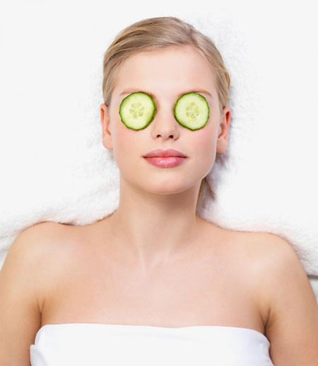 Dưa leo. Nếu bạn đang ngấp nghé tuổi 40, hãy thường xuyên đắp mặt nạ da được chuẩn bị từ dưa leo. Dưa leo khi thẩm thấu vào da có tính chất làm dịu và tăng độ ẩm. Nếu không có thời gian chuẩn bị mặt nạ, hãy bổ sung loại thực phẩm bổ dưỡng này vào khẩu phần ăn hàng ngày.