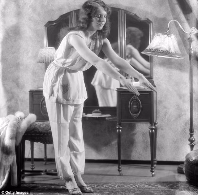 Dù các dụng cụ tập thể dục có tân tiến theo thời đại, nhưng có vẻ như quần áo tập luyện không khác gì nhiều các bộ đồ thường mặc.