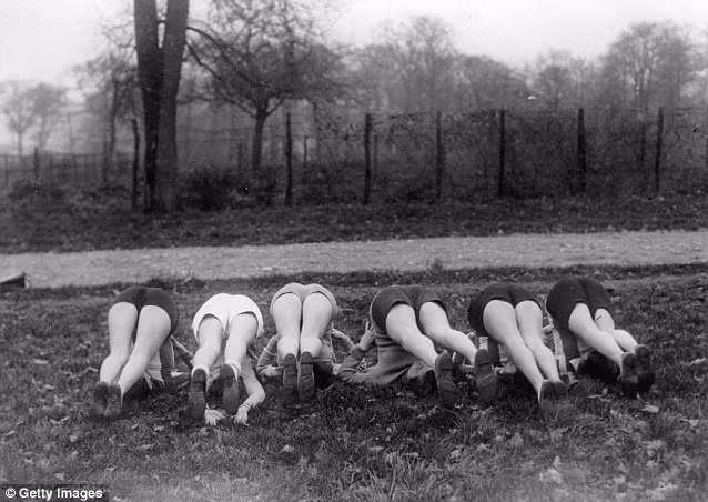 Một số phụ nữ có vẻ như đã tân tiến hơn khi mặc quần sooc gọn gàng và tập các bài tập phức tạp ngoài trời như thế này.