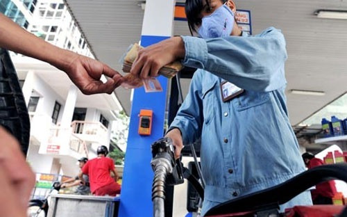 Trong khi Petrolimex liên tiếp kêu lỗ và buộc phải tăng giá xăng dầu trong nhiều năm liền, thì những thông tin về doanh thu, lợi nhuận và cơ chế hoạt động của tập đoàn này cũng rất cần được công khai, minh bạch.