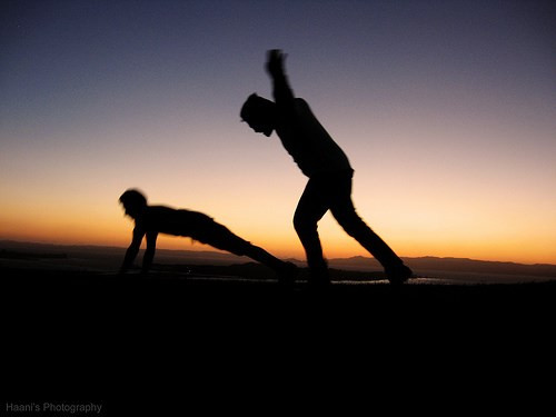 Tập thể dục quá sớm vào buổi sáng. Sáng sớm mùa đông thường có sương. Khi ấy, cây cối chưa quang hợp nên lượng khí carbon do cây thải ra vẫn còn nhiều trong không khí. Vì vậy, hãy chờ cho trời sáng hẳn, lượng oxy trong không khí nhiều hơn carbon thì sẽ tốt cho sức khỏe hơn.