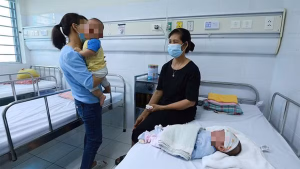 Trẻ mắc sởi điều trị tại BV Nhi TƯ