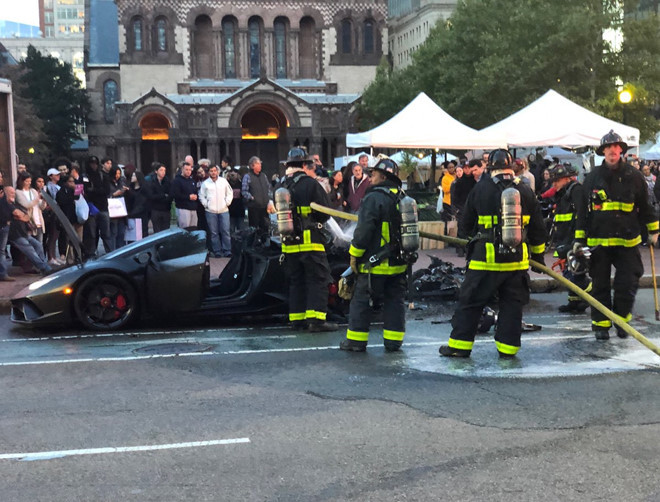 Sieu xe Lamborghini Huracan boc chay khi dang lan banh-Hinh-2