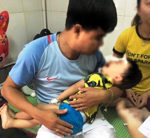 Nghe An: Lai them be 2 tuoi bi cho nha can nat mat