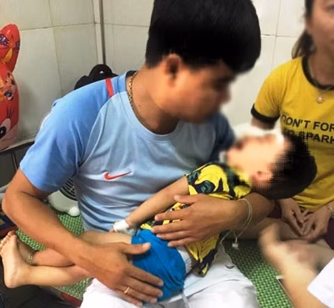 Nghe An: Lai them be 2 tuoi bi cho nha can nat mat