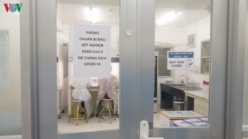 Đến nay, những nhân viên xét nghiệm ở đây vẫn căng mình với hàng ngàn lô bệnh phẩm từ 22 tỉnh thành phía Nam đổ về.