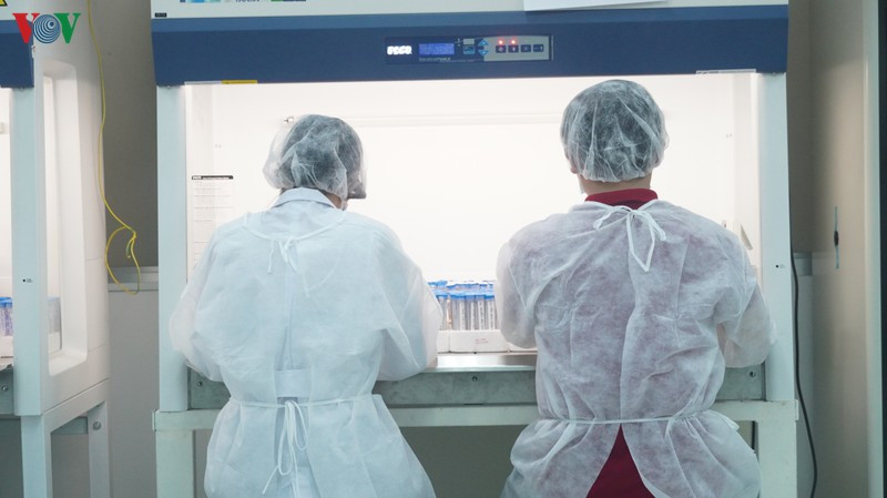 Để nhanh chóng có kết quả cho hàng ngàn người được rời khu cách ly, trở về cùng gia đình, các cán bộ làm công tác xét nghiệm luôn phải trong trạng thái chạy đua với thời gian, mỗi mẫu bệnh phẩm được chuẩn bị tỉ mỉ và khẩn trương.