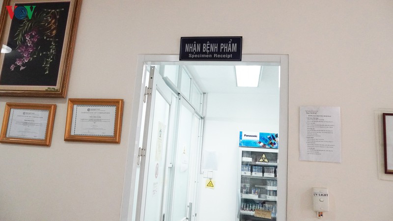 Khi mẫu bệnh phẩm đã chuẩn bị xong thì được chuyển đến phòng Nhận bệnh phẩm để chờ tách chiết và xét nghiệm.