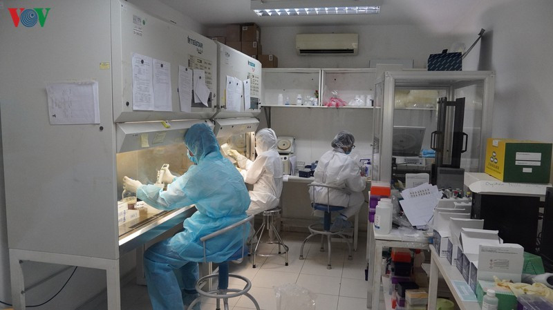 Sau đó, mẫu bệnh phẩm sẽ trải qua thêm 4 lần phân tích tại phòng thí nghiệm an toàn sinh học cấp 2 .