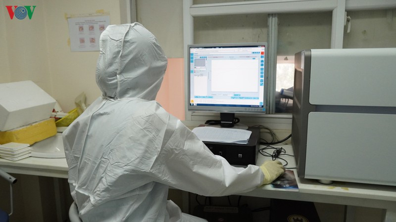 Khi ngoài kia, các nhân viên y tế cùng nhiều lực lượng chức năng khác đang nỗ lực điều tra dịch tễ, tìm cách ngăn chặn nguồn lây nhiễm thì trong phòng thí nghiệm, các chuyên gia cũng trải qua cuộc đấu trí cam go không kém phần quan trọng trong giai đoạn căng thẳng nhất của cuộc chiến chống lại đại dịch Covid-19.