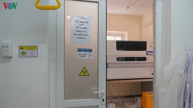 Ngay từ những ngày đầu, Viện Pasteur TPHCM đã chuẩn bị nhiều kịch bản ứng phó, chuẩn bị các phương án về máy móc kỹ thuật, nhân sự trong trường hợp gia tăng các mẫu xét nghiệm