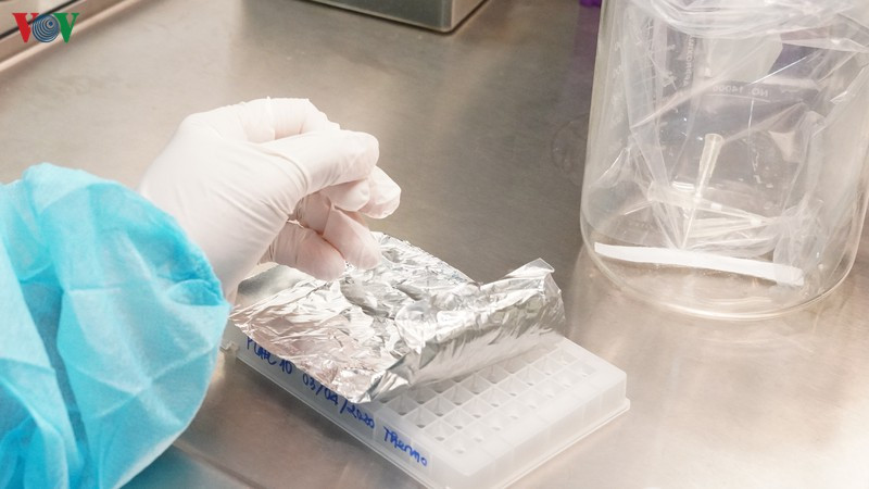 Hiện có 3 ca làm việc liên tục 24/24h, với sự tham gia cả từ khoa vi sinh miễn dịch và các khoa chuyên môn khác. Việc sắp xếp này cũng đề phòng tình huống có trường hợp phơi nhiễm virus SARS-CoV-2 thì 2 ekip còn lại vẫn không gián đoạn công việc xét nghiệm.