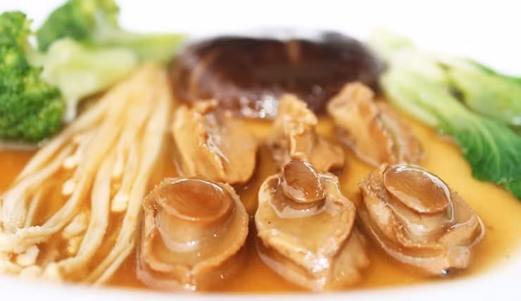 Bào ngư ăn tươi hay phơi khô dùng để nấu cháo bào ngư, súp,... đều rất ngon miệng và tốt cho sức khỏe.