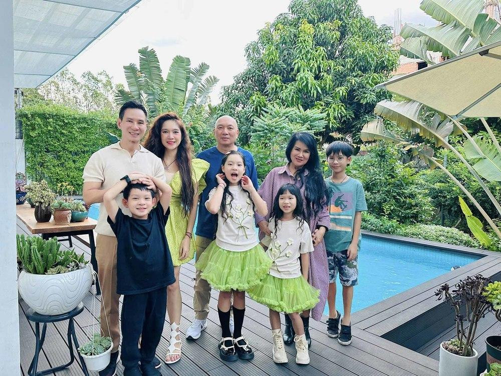 Trong khi đó, mẹ vợ Lý Hải U70 vẫn đi giày cao gót, diện đồ màu nổi và tạo dáng xì tin.