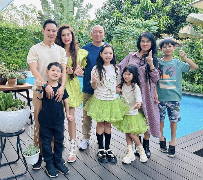 Được biết, mẹ vợ Lý Hải chỉ hơn con rể mình 10 tuổi. Hiện tại, bà đã bước vào độ tuổi U70 nhưng vẫn giữ được vẻ ngoài rạng rỡ, tươi tắn, không ngại diện đồ "hack" tuổi và mang giày cao gót sành điệu.