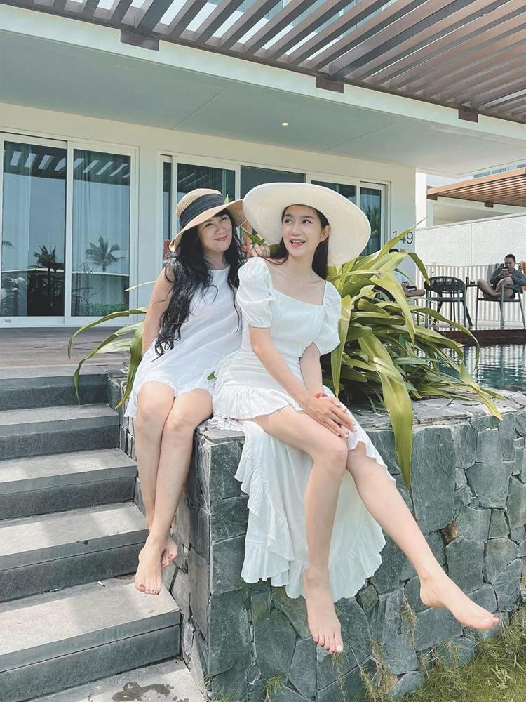 Minh Hà từng gây sốt khi khoe ảnh mặc "ton sur ton" với mẹ ruột. Khi đi nghỉ dưỡng cùng gia đình con gái, mẹ vợ U70 của Lý Hải tự tin diện váy ngắn khoe đôi chân thon nuột khó tin.