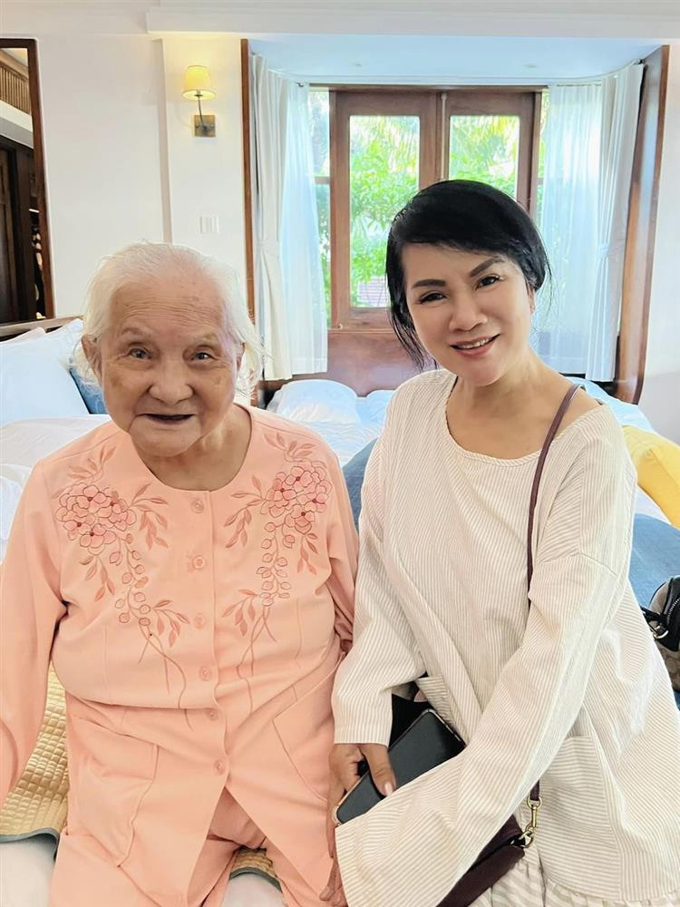 ẹ ruột gần 100 tuổi chụp cùng mẹ vợ U70 của Lý Hải.
