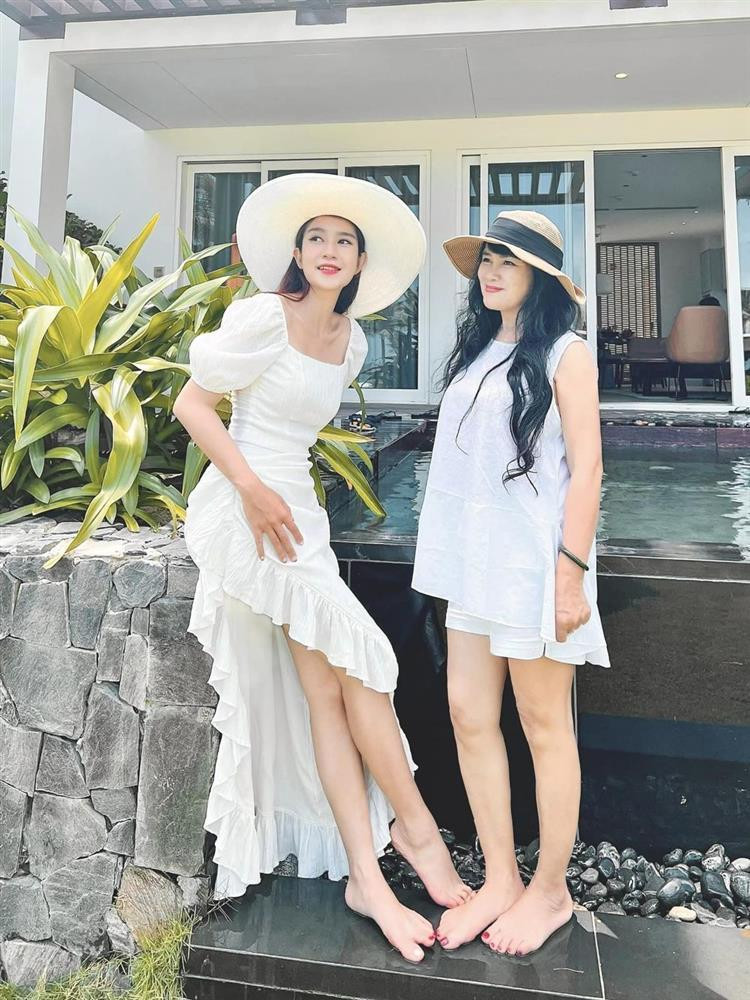 hán giả nhận xét rằng mẹ con Minh Hà đứng cạnh nhau trông như 2 chị em vì mẹ ruột quá trẻ trung.