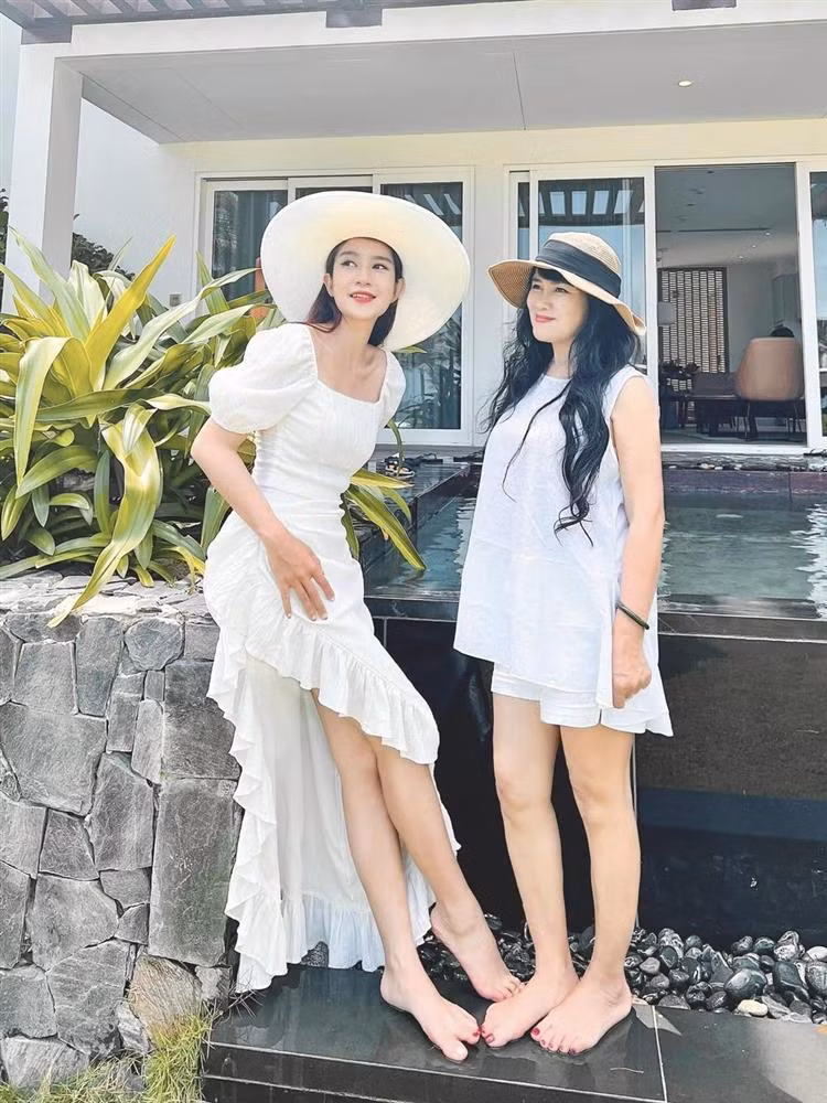 Khán giả nhận xét rằng mẹ con Minh Hà đứng cạnh nhau trông như 2 chị em vì mẹ ruột quá trẻ trung.