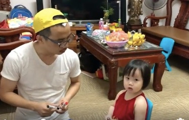 Ong bo hai huoc on toan cho con 2,5 tuoi thi vao lop 1