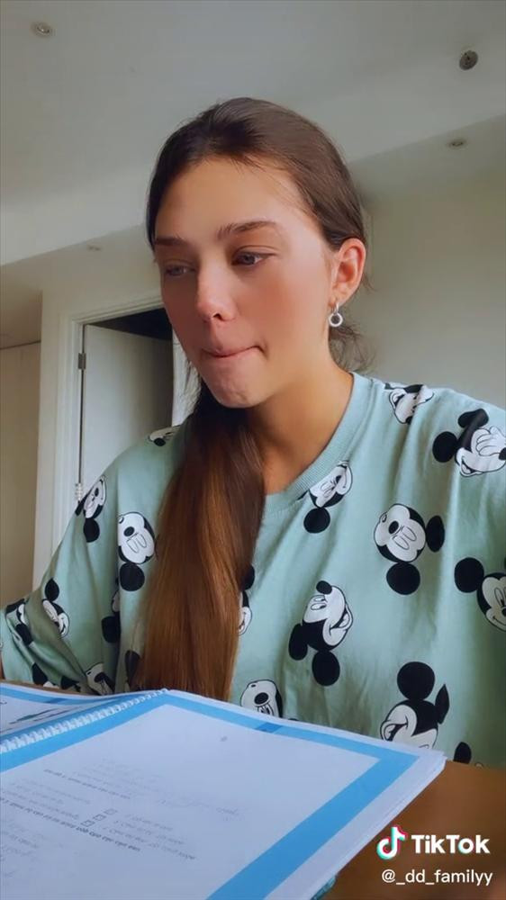 Vợ Bùi Tiến Dũng khoe học tiếng Việt, phát sốt ảnh cận mặt - Hình 3 Vo Bui Tien Dung khoe hoc tieng Viet, phat sot anh can mat-Hinh-3