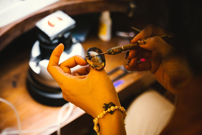 Nu hoa si ve tieu hoa tranh dan gian tren mat dong ho-Hinh-14