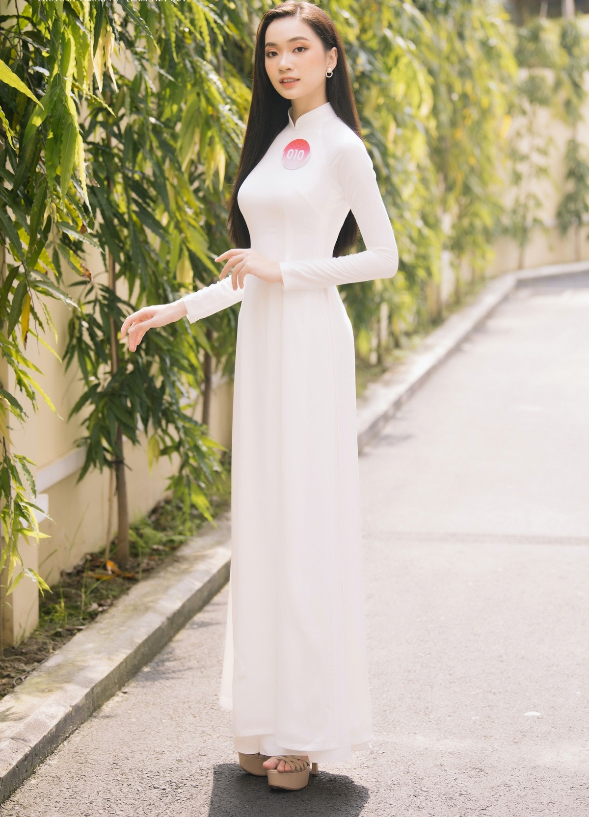 Bùi Thảo Linh sinh năm 2004 đến từ Thanh Hóa, cao 1,75 m và có số đo ba vòng là 72-57-87 cm.