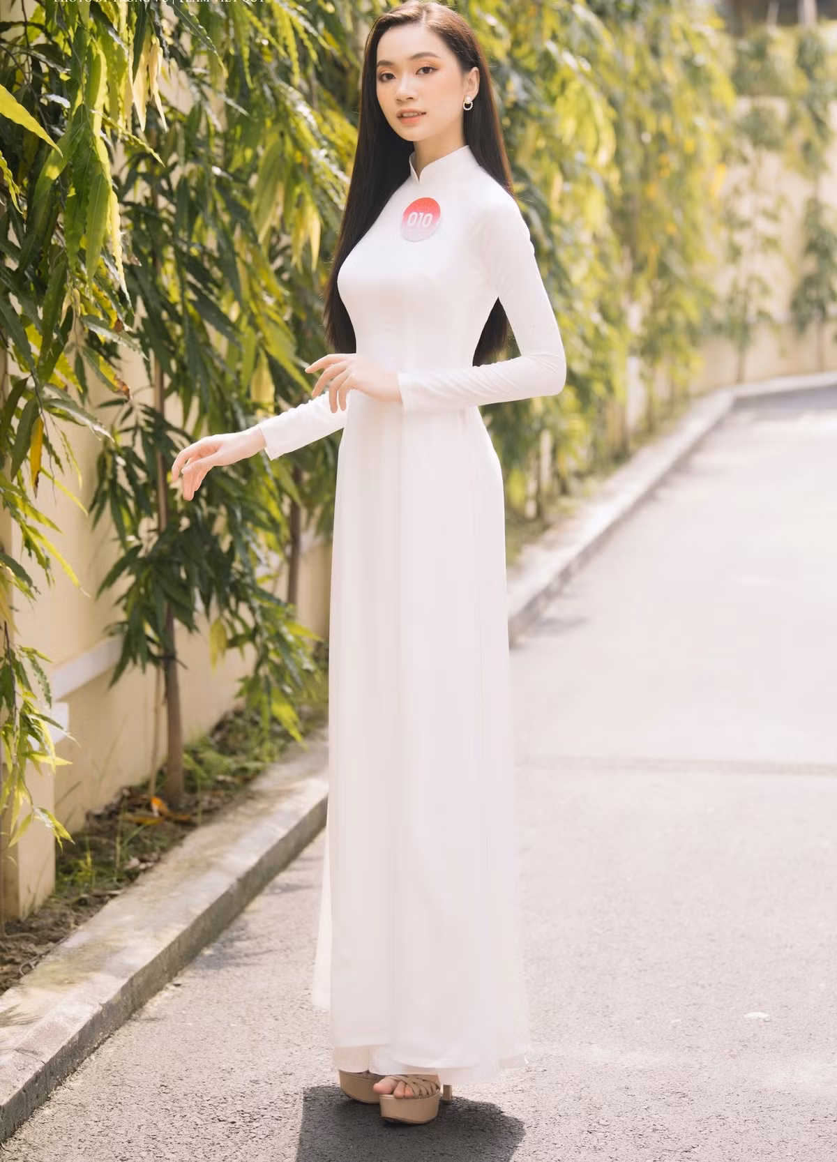 Bùi Thảo Linh sinh năm 2004 đến từ Thanh Hóa, cao 1,75 m và có số đo ba vòng là 72-57-87 cm.