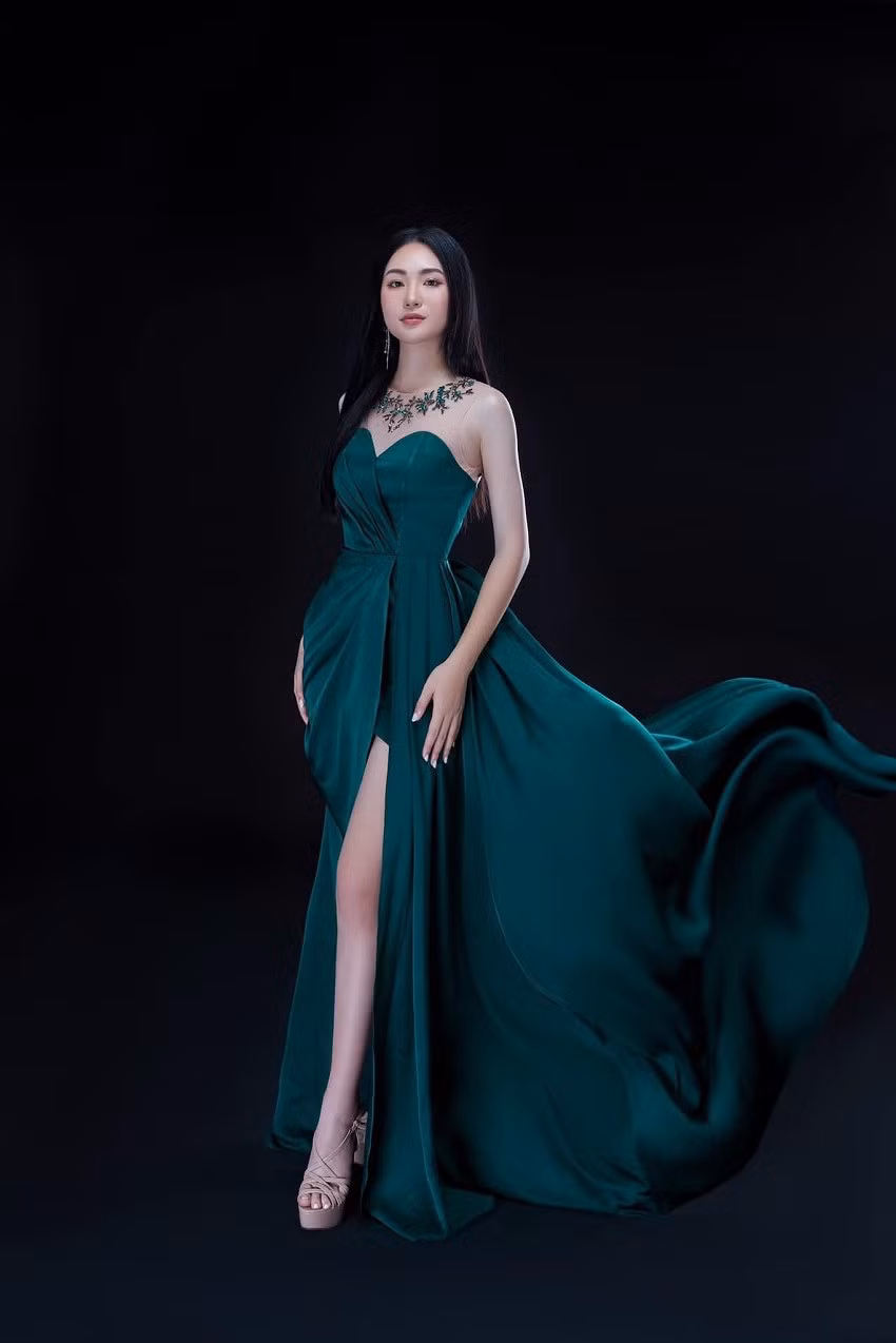 Nhật Quỳnh là sinh viên ĐH Kinh tế Quốc dân. Mong muốn lớn nhất của cô là việc chiến thắng bản thân, nỗ lực hết sức trong hành trình chinh phục vương miện.