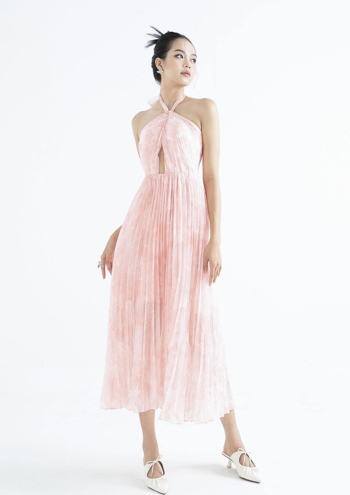 Huỳnh Thị Thanh Thủy sinh năm 2002 đến từ Đà Nẵng, cao 1,76 m và có số đo 3 vòng 80-66-93 cm.