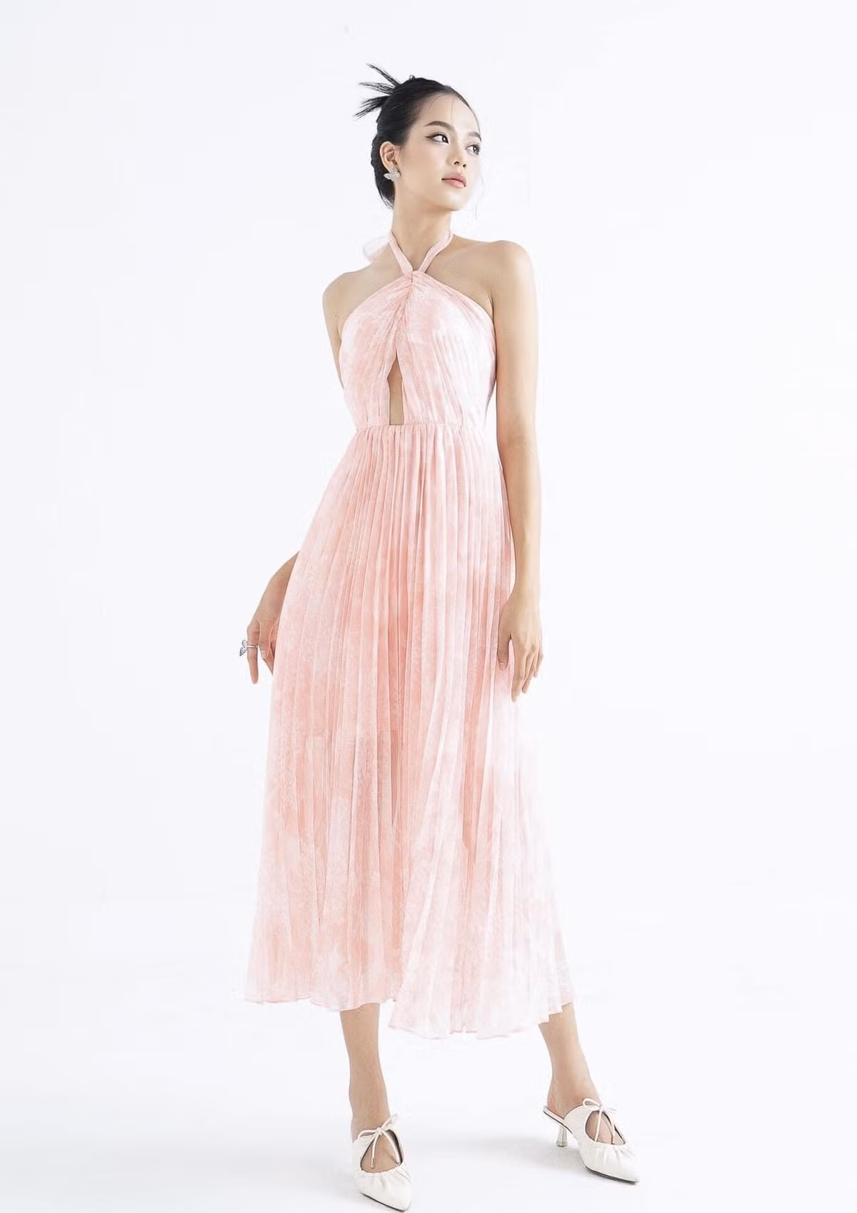 Huỳnh Thị Thanh Thủy sinh năm 2002 đến từ Đà Nẵng, cao 1,76 m và có số đo 3 vòng 80-66-93 cm.