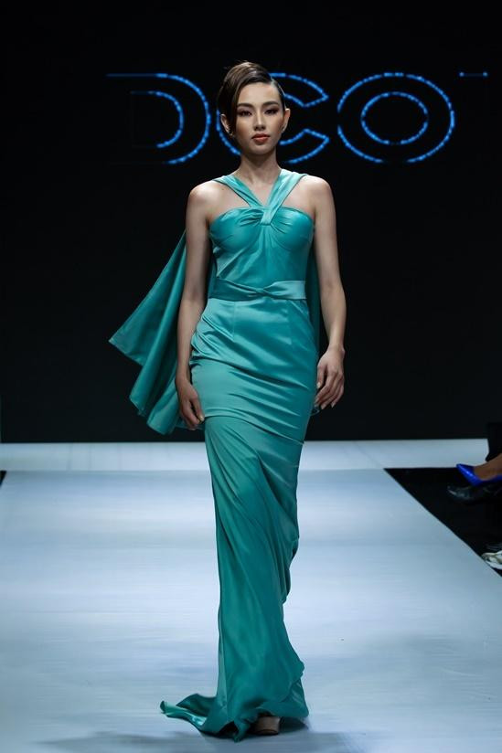 Thùy Tiên bị đào ảnh làm nền cho Lệ Hằng: Thời thế đã khác Thuy Tien bi dao anh lam nen cho Le Hang: Thoi the da khac