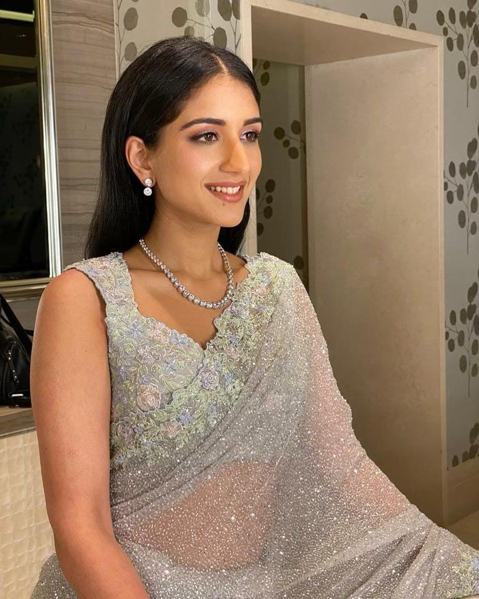 Radhika Merchant gây ấn tượng với tư duy phối đồ hài hòa, thanh lịch. Cô dùng phụ kiện để tạo điểm nhấn cho trang phục. Trang sức lấp lánh, những mẫu túi hiệu đắt đỏ trở thành một phần không thể thiếu trong thời trang đời thường của Radhika Merchant.