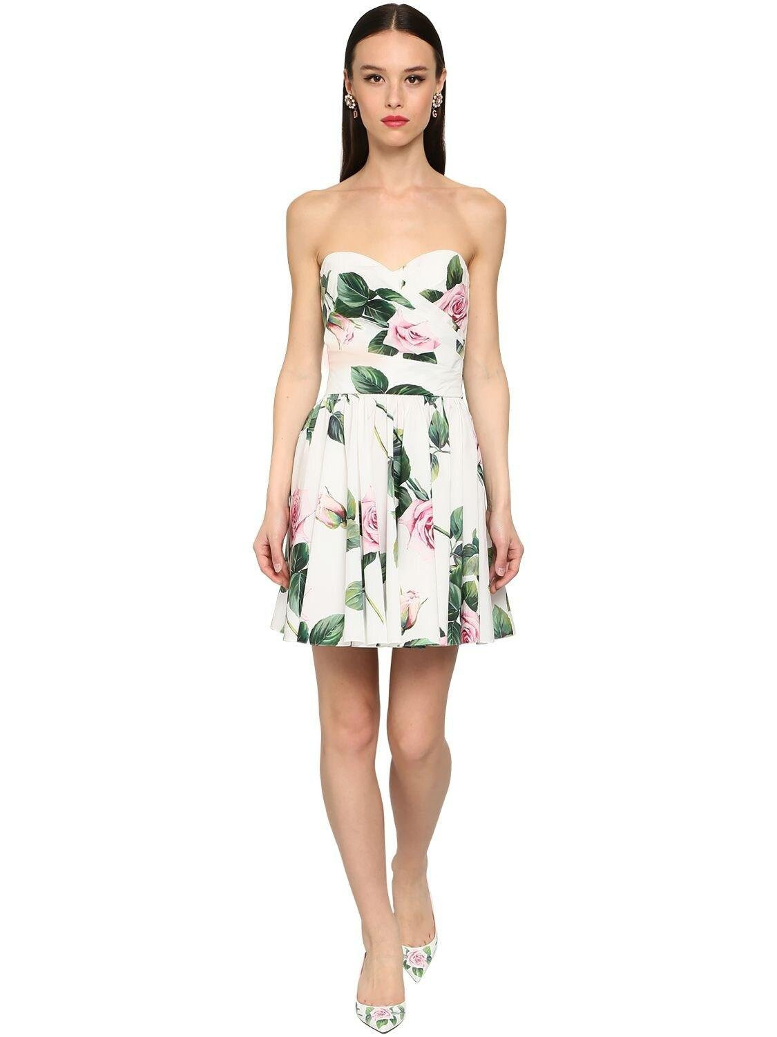 Bên cạnh những mẫu váy lấp lánh, con dâu tỷ phú Ấn Độ yêu thích trang phục có họa tiết nữ tính, thanh lịch. Cô từng diện thiết kế từ thương hiệu Dolce &amp; Gabbana. Chiếc váy được trang trí họa tiết hoa hồng, cành lá và làm bằng chất liệu organza. Thiết kế có giá khoảng 2.345 USD. Bộ đồ được phối cùng đôi sandals cao gót 1.790 USD.