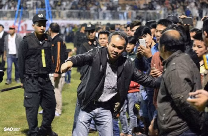 Bóng đá là cuộc đời của bầu Đức - Hình 5 Bong da la cuoc doi cua bau Duc-Hinh-5