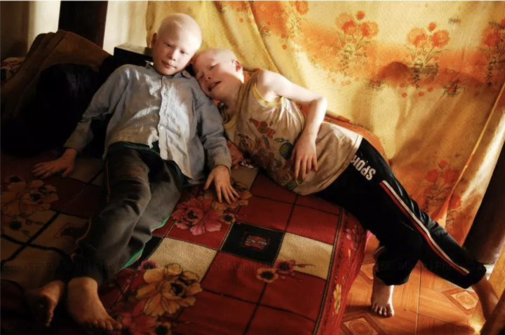 Cuoc song cua cap song sinh bach tang tung nghi hoc de kiem song-Hinh-2