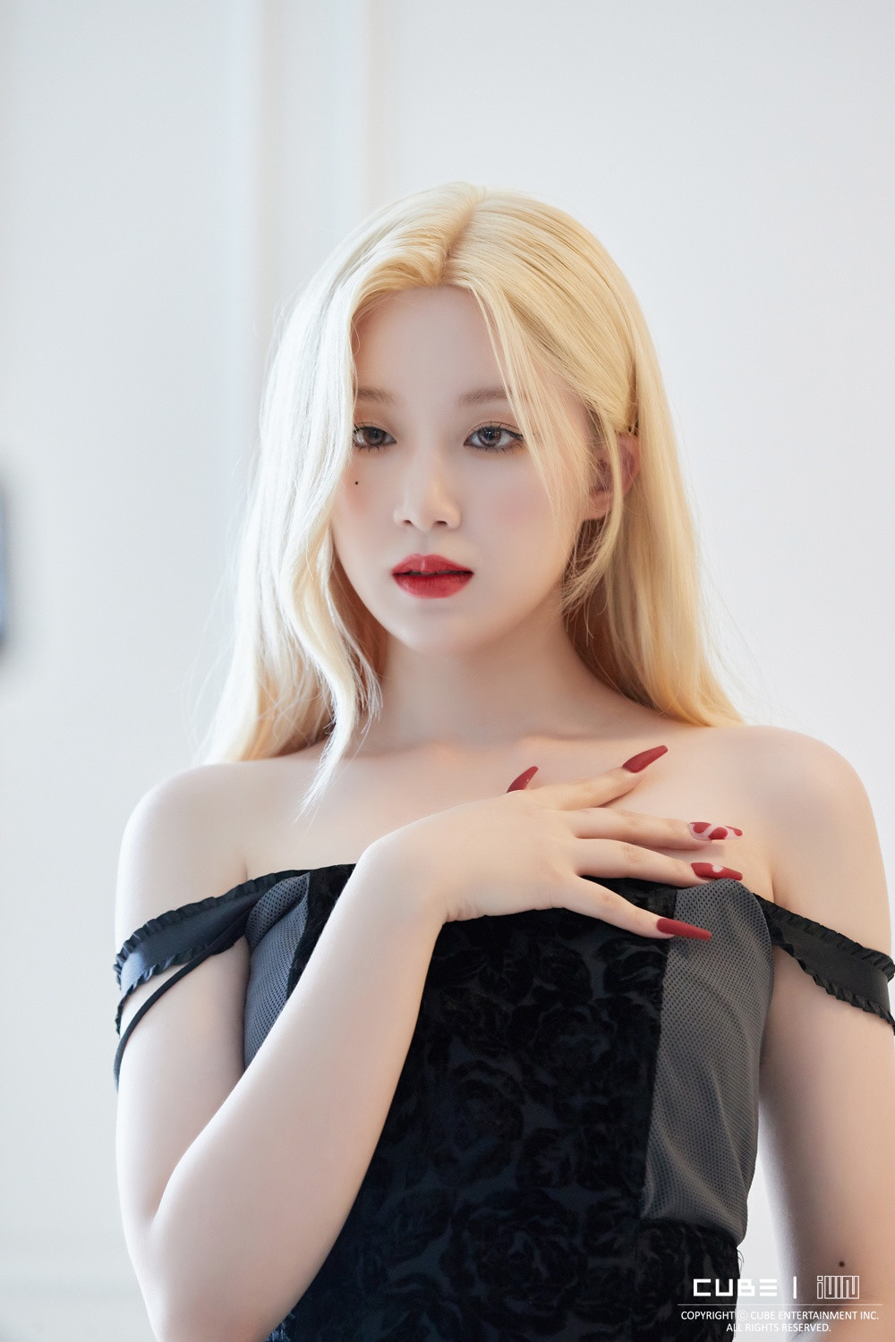 Được khen ngợi ngoại hình nhưng Shuhua thường xuyên gây tranh cãi về tài năng. Ngoài biểu cảm linh hoạt, thu hút, Shuhua còn yếu về vũ đạo và giọng hát. Khán giả thất vọng khi nữ ca sĩ thường hát lệch tông và nhảy sai nhịp so với các thành viên trong nhóm.