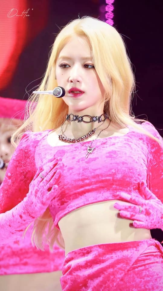 Shuhua từng chia sẻ cô không thích trang điểm đậm, mặc đồ hở hang và nhuộm tóc. Do đó, suốt nhiều năm ra mắt cùng (G)I-DLE, Shuhua lần đầu nhuộm tóc vàng khi quảng bá ca khúc Nxde phát hành vào giữa tháng 10.