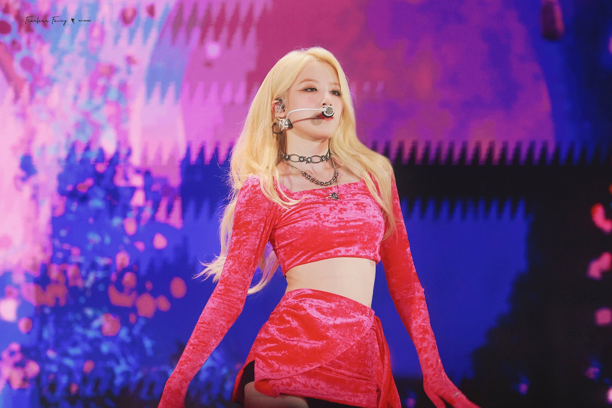 Ngày 11/11, hình ảnh của nữ ca sĩ Shuhua trong lễ trao giải Genie Music Awards được chia sẻ trên diễn đàn Pann Nate và thu hút gần 100.000 lượt xem với hàng trăm bình luận.