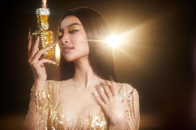 Kiều Loan đã chứng minh được khả năng ca hát ấn tượng của mình khi để lại dấu ấn tại hàng loạt chương trình đình đám trên truyền hình như The Heroes, King of Rap với nghệ danh Lona.