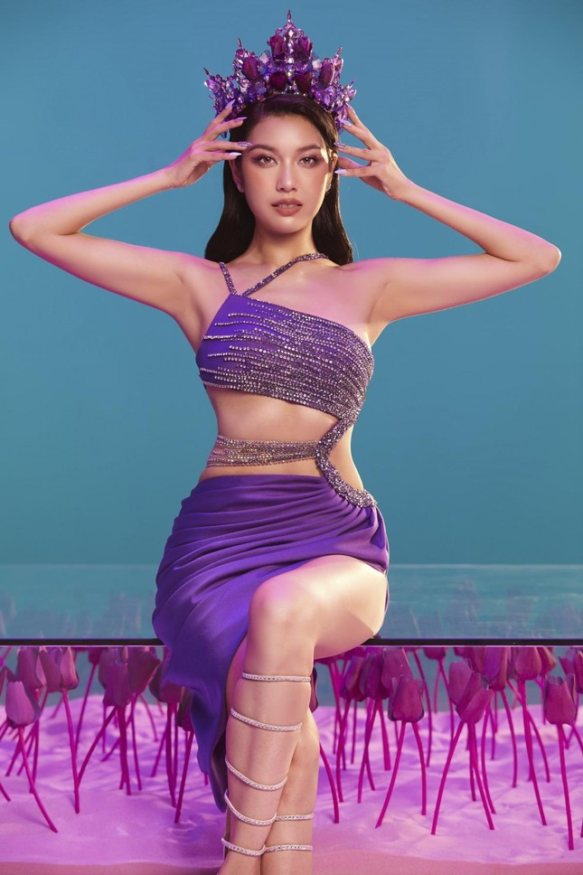 Mới đây một nàng Á hậu khác cũng lấn sân ca hát đó là Á hậu Thúy Vân. Khiến nhiều người nghi ngờ khi rẽ ngang sang ca hát, Thúy Vân cho biết cô tự tin với vai trò mới. Ít người biết Thúy Vân từng được đào tạo bài bản về thanh nhạc.