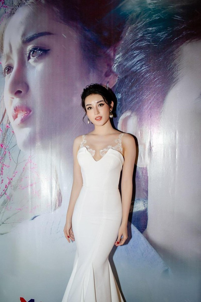 Không chỉ xinh đẹp, quyến rũ, Á hậu Việt Nam 2014 Huyền My còn có rất nhiều tài lẻ. Cô từng tham gia làm MC, người mẫu và đóng phim. Trước đó, Huyền My từng đại diện Việt Nam tham dự cuộc thi Miss Grand International 2017 và lọt vào top 10.