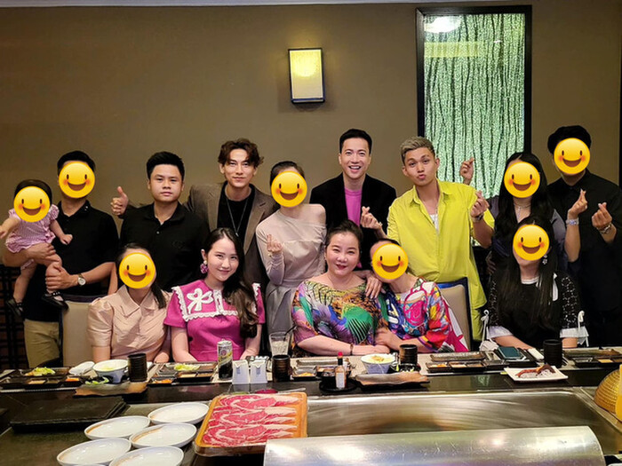 Vợ chồng Phan Thành hiếm hoi lộ diện bên mẹ vợ quyền lực Vo chong Phan Thanh hiem hoi lo dien ben me vo quyen luc